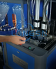 Ημιαυτόματη μηχανή κατασκευής χύτευσης ζεστού γεμίσματος ροφημάτων 2 κοιλοτήτων με φυσητό μπουκάλι κατοικίδιων ζώων