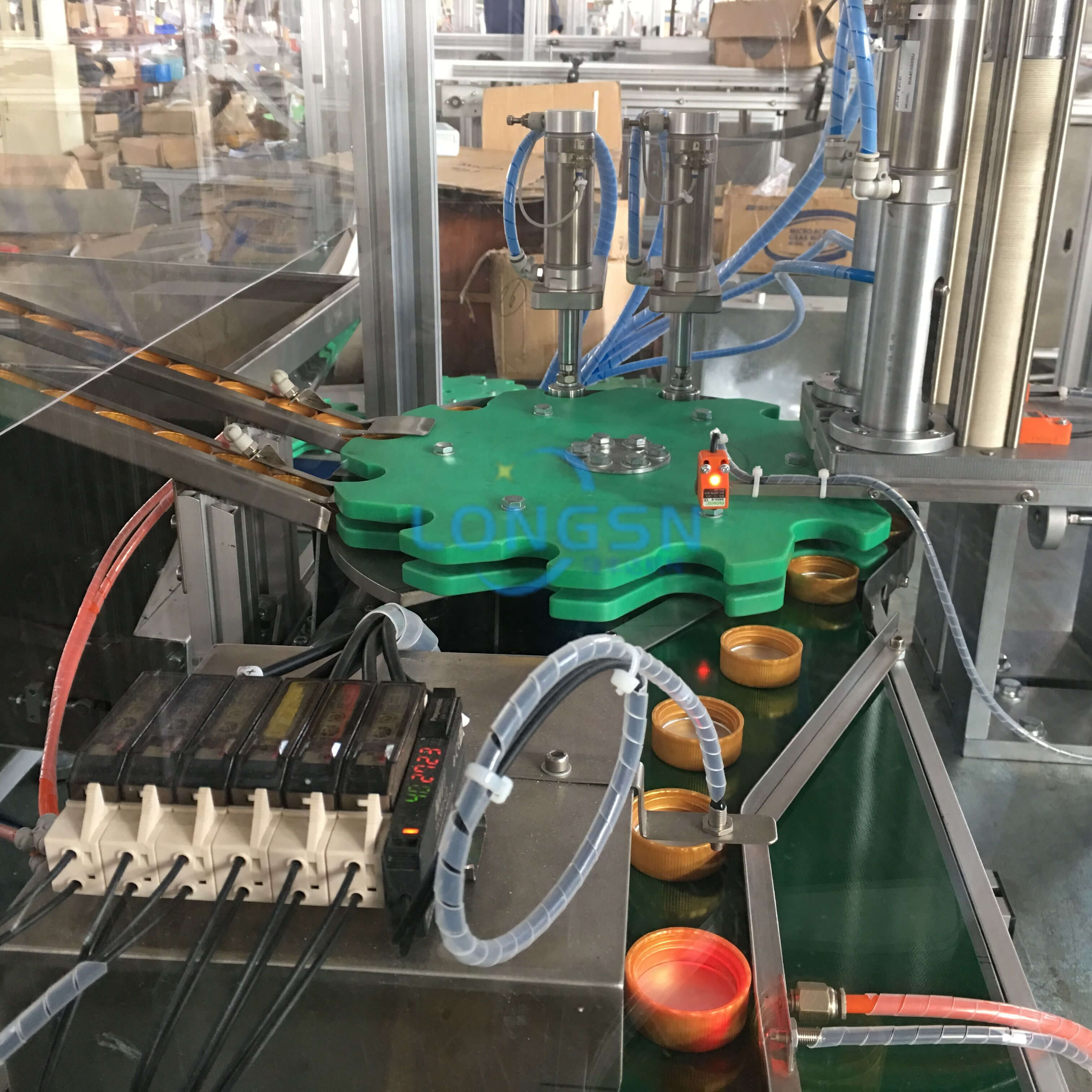 Μηχανή συναρμολόγησης καπακιού