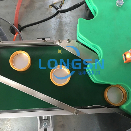Αυτόματο παιδικό καπάκι Toiletries Plastic Cap Assembling Machine Μηχάνημα εισαγωγής επένδυσης