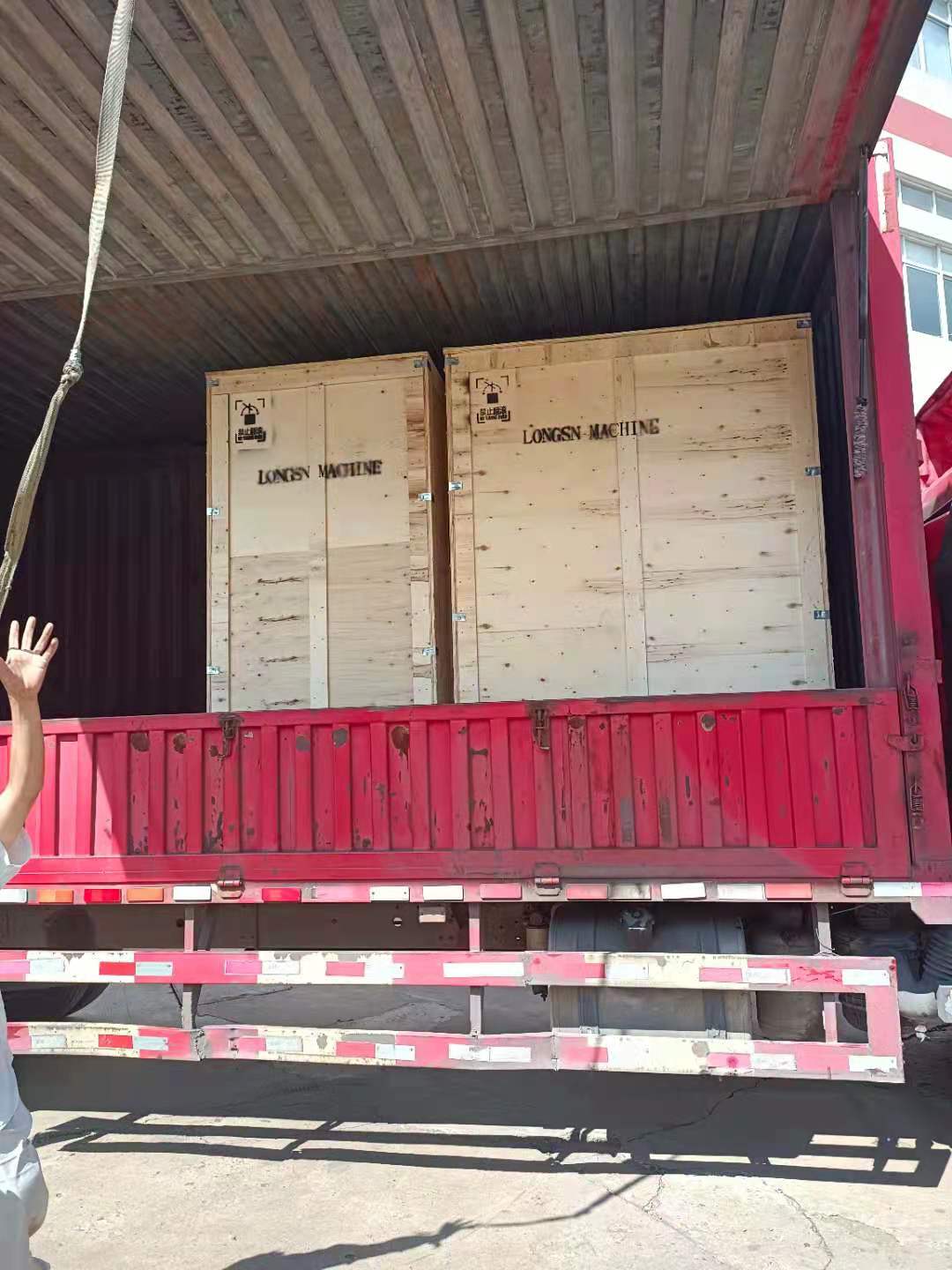 Μηχανή επένδυσης καπακιού