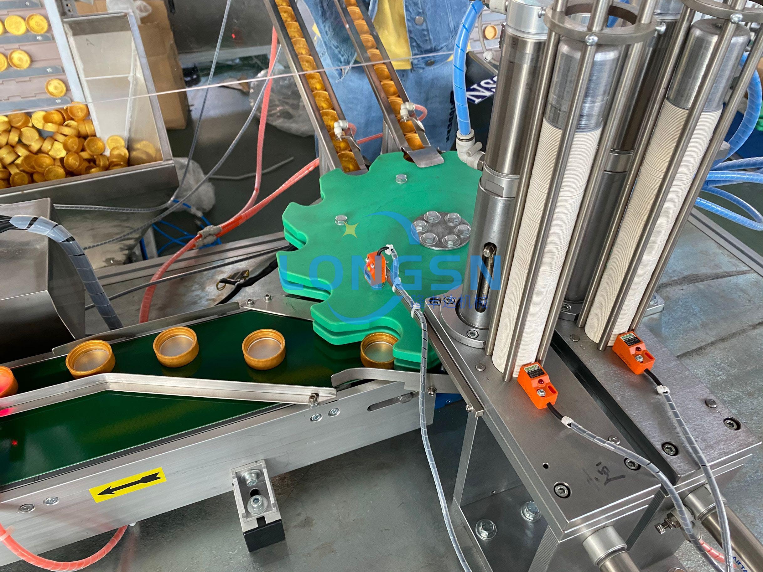 Μηχανή επένδυσης καπακιού