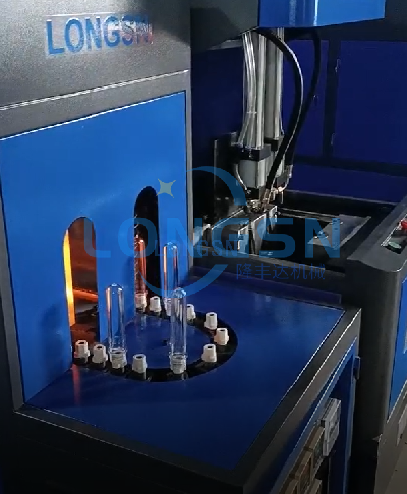Ημιαυτόματη μηχανή κατασκευής χύτευσης ζεστού γεμίσματος ροφημάτων 2 κοιλοτήτων με φυσητό μπουκάλι κατοικίδιων ζώων