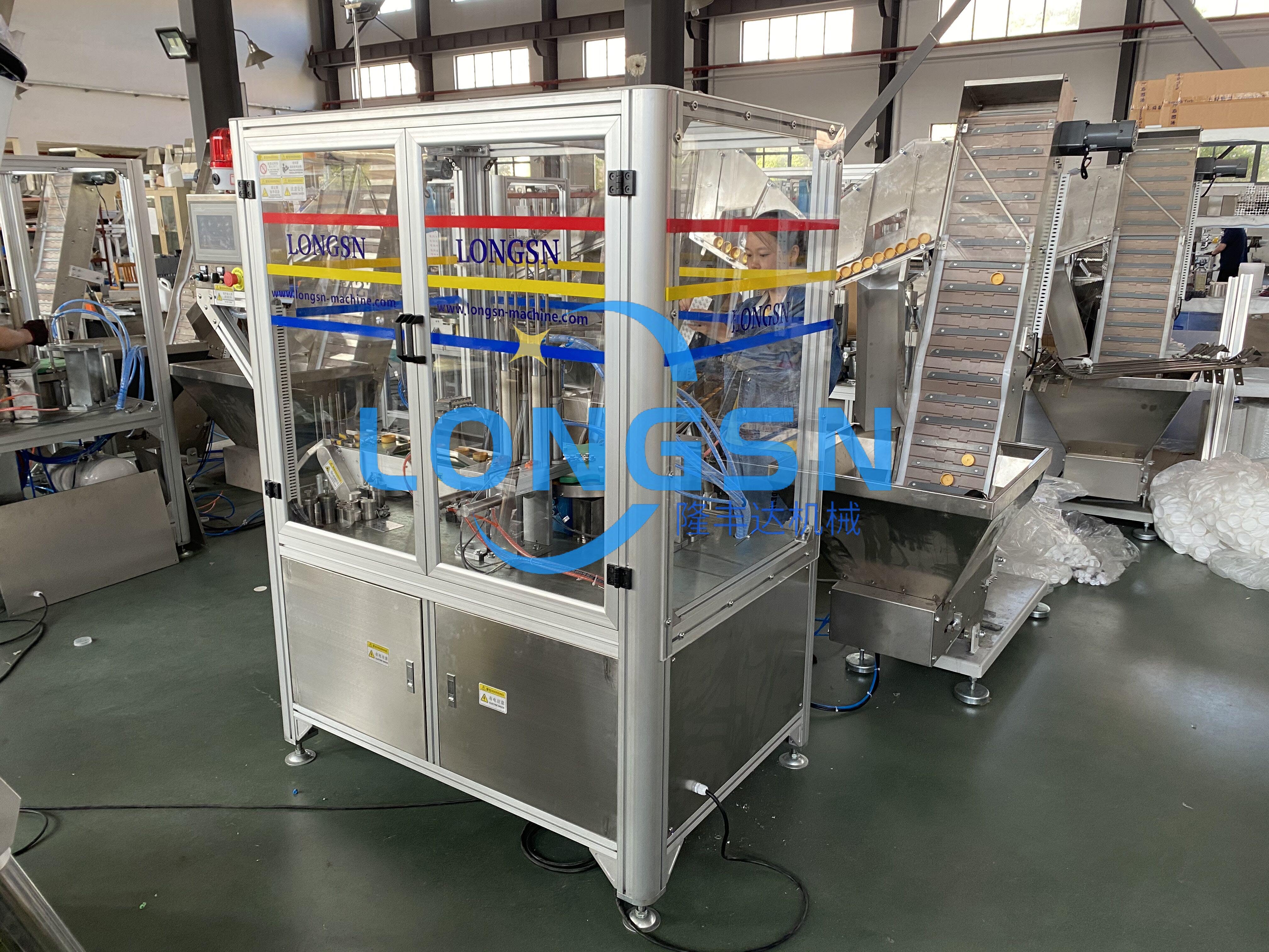 Μηχανή επένδυσης καπακιού