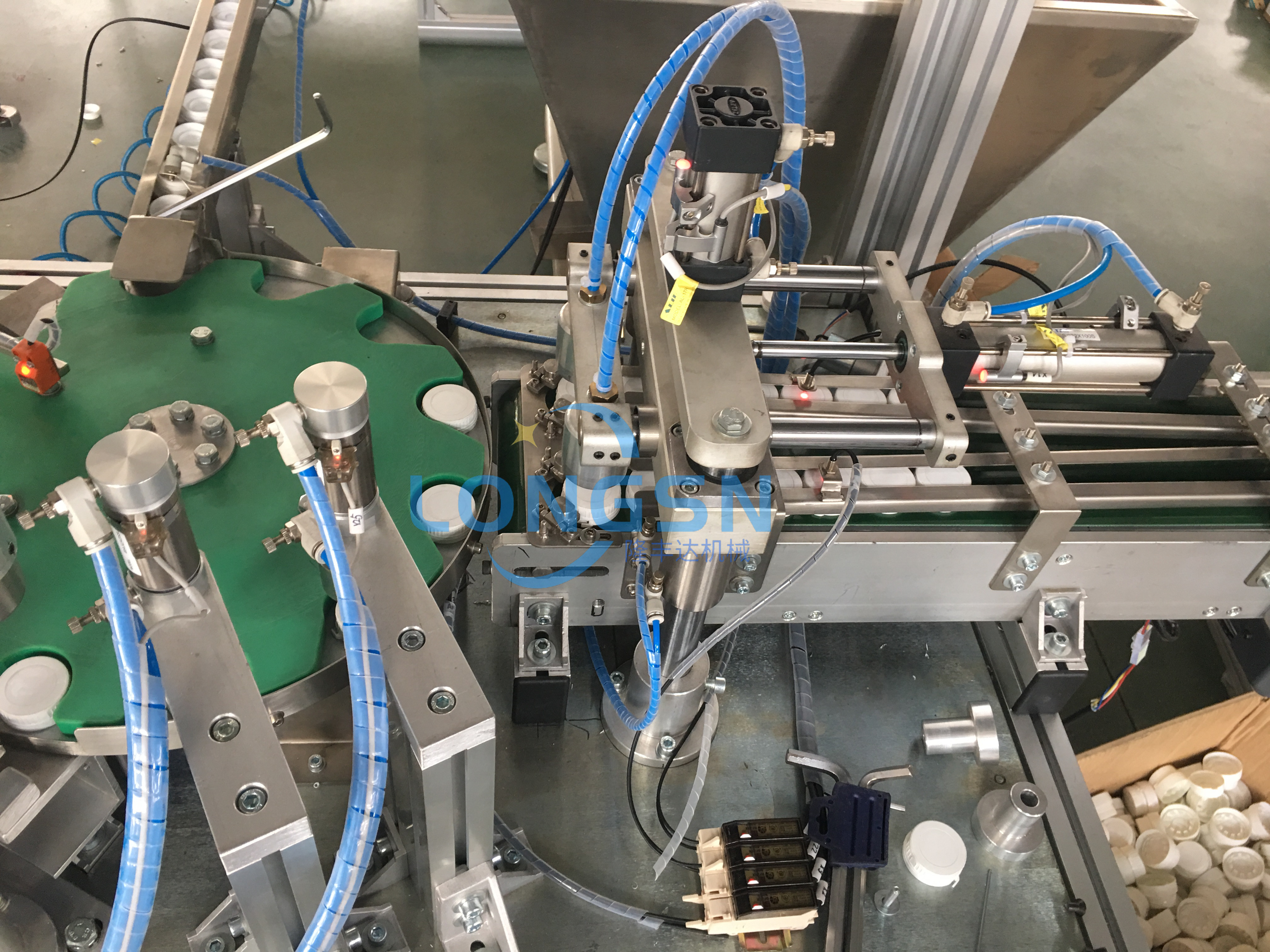 Μηχανή συναρμολόγησης καπακιού