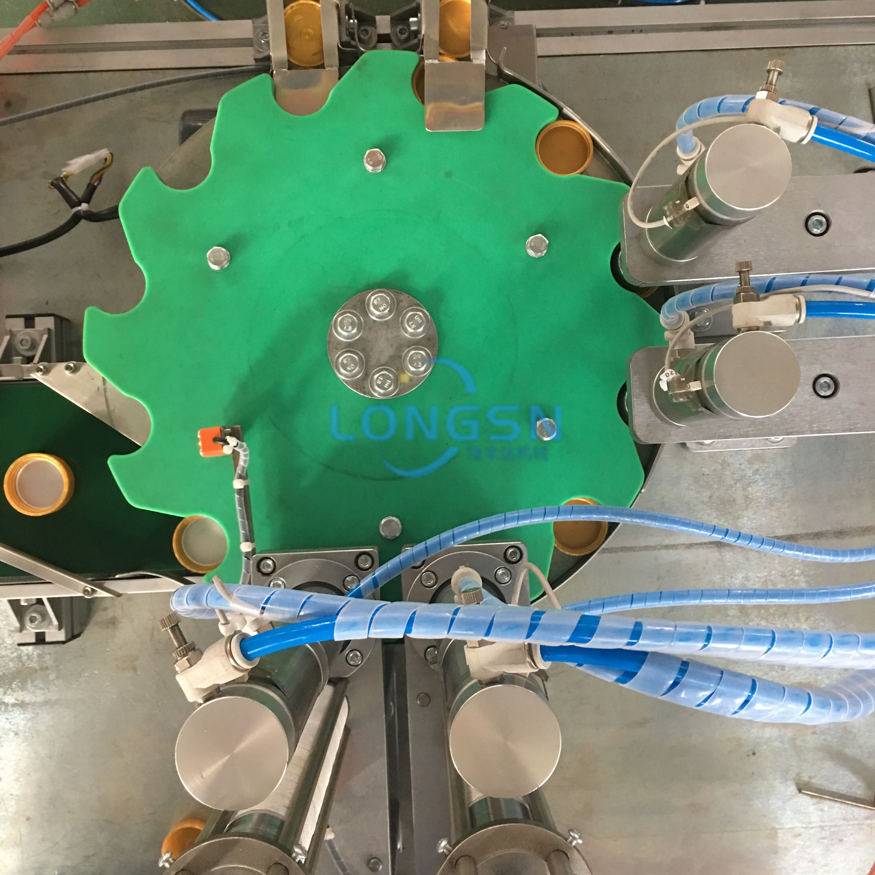 Μηχανή συναρμολόγησης καπακιού