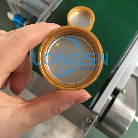 Αυτόματο παιδικό καπάκι Toiletries Plastic Cap Assembling Machine Μηχάνημα εισαγωγής επένδυσης